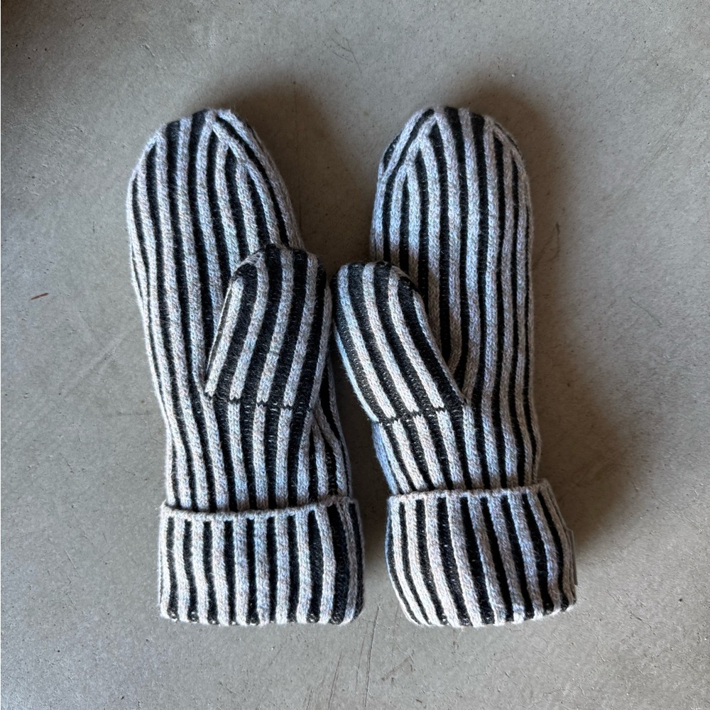 Lululemon fleece lined mittens
